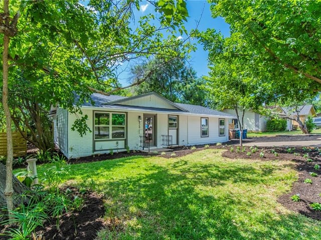 828 Sussex Dr