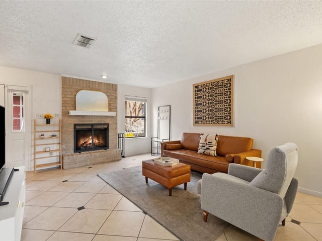 830 Banister LN