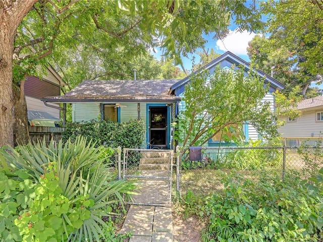 84 Navasota St