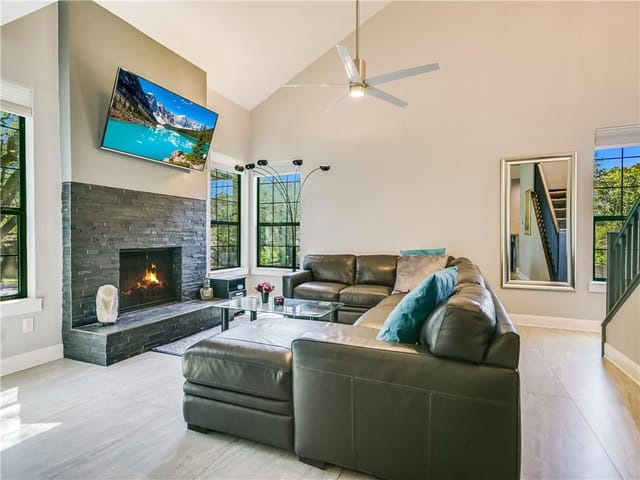 8401-A Cima Oaks Ln