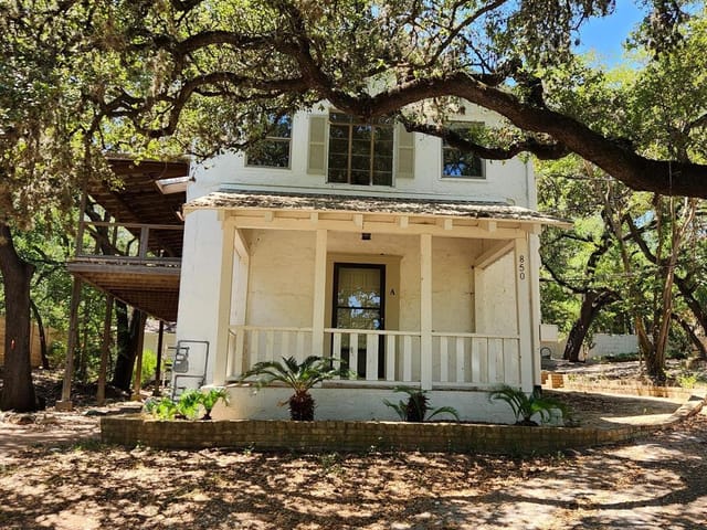 850 Forest View Drive