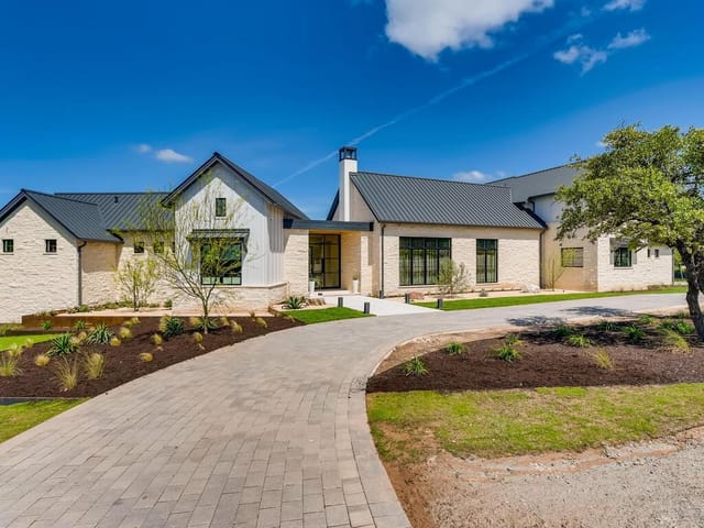 8516 Rollins Dr