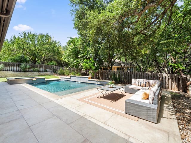 852 Sunfish ST - front exterior - Luxury home in Lakeway Sec 14, Lakeway, TX