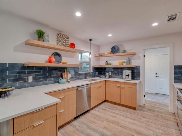 8601 Winding Walk