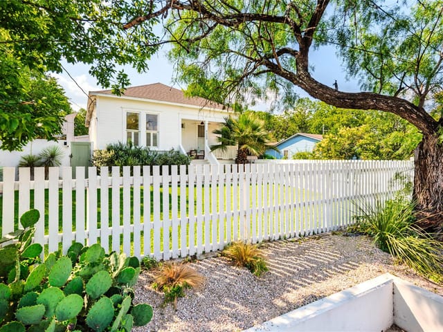 8608 Georgian Dr