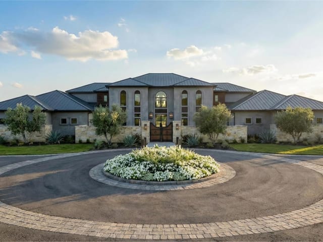8608 Rollins Dr
