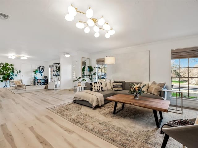 8609 Balcones Club Dr