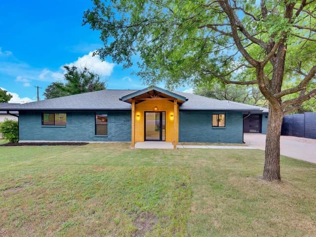 8609 Camelia Ln