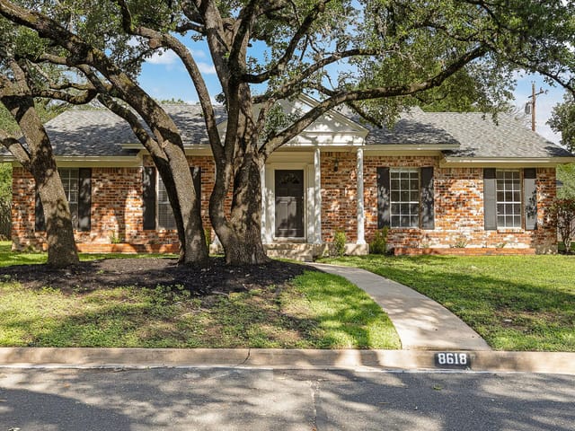 8618 Willowick Dr
