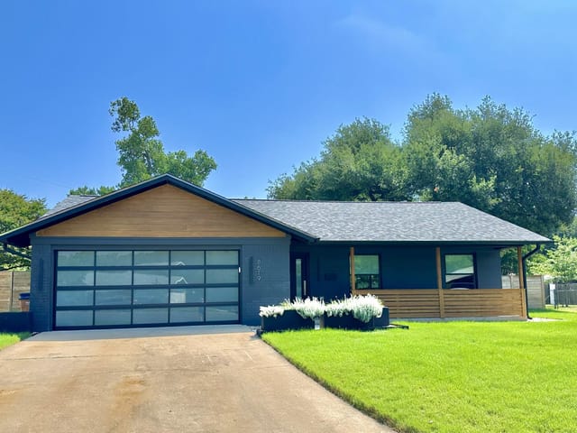 8619 Winding Walk