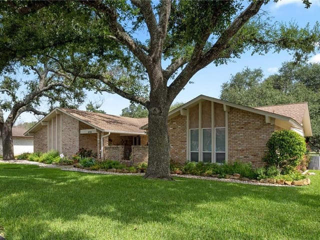 8702 Balcones Club Dr