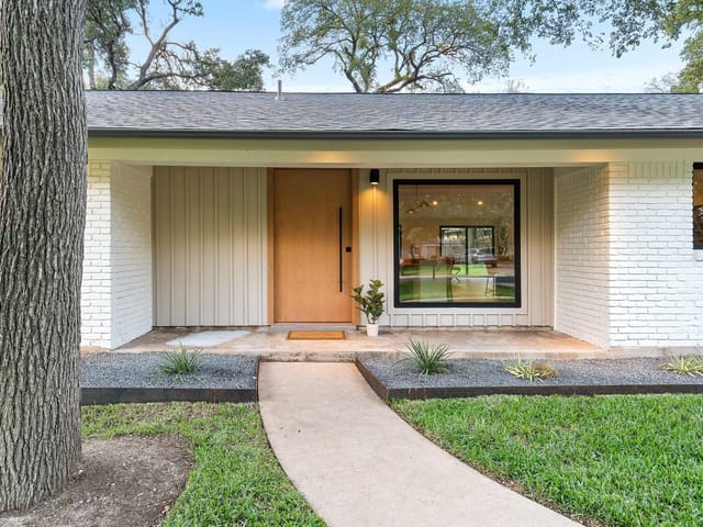 8704 Azalea Trl