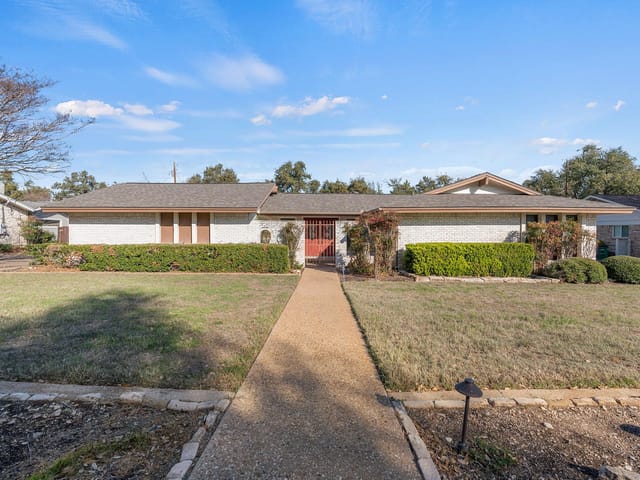 8704 Balcones Club Dr