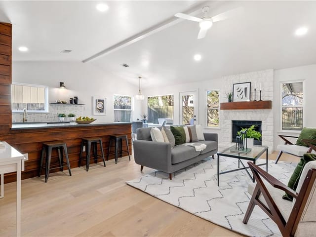 8708 Huebinger Pass