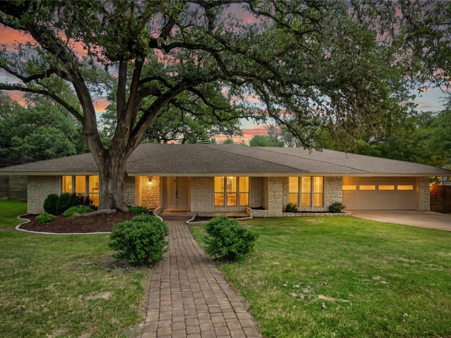 8711 Mountain Ridge DR