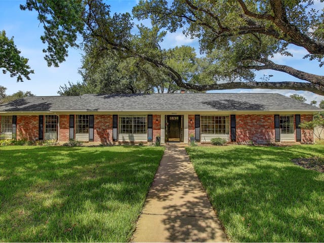 8800 Balcones Club Dr