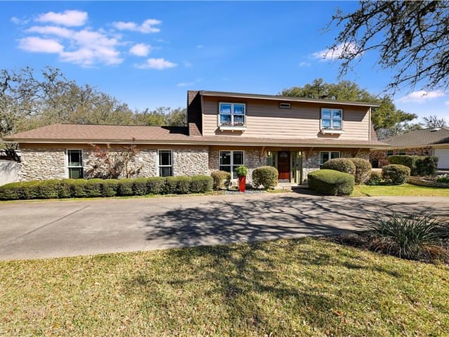 8806 Balcones Club Dr