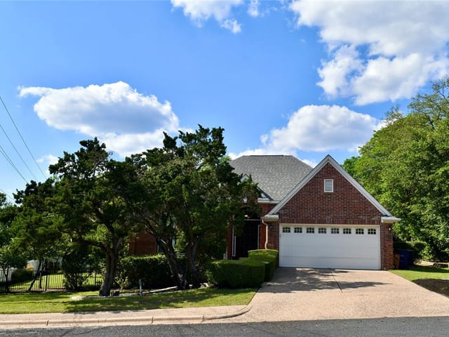 8806 Royalwood Dr