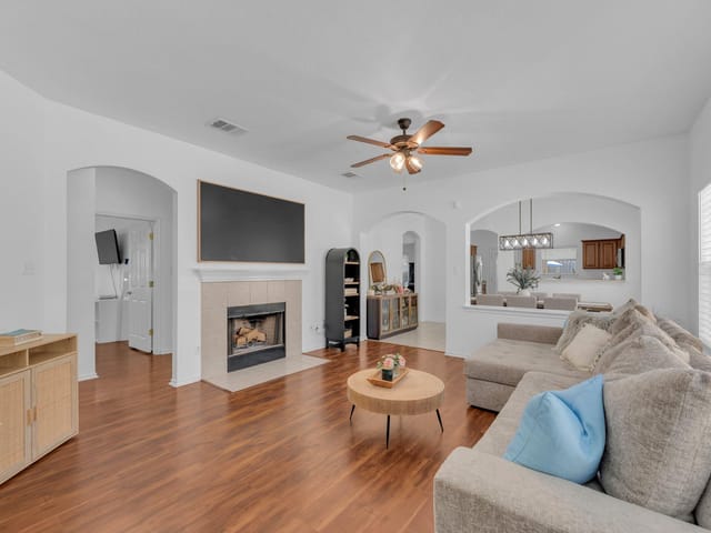8901 Meridian Oak LN
