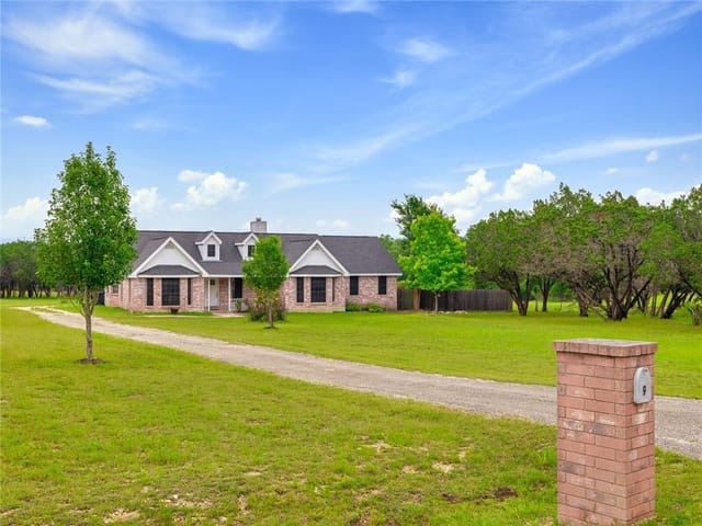 9 Coach House Rd