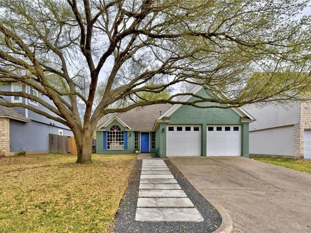 900 Angleton Cv