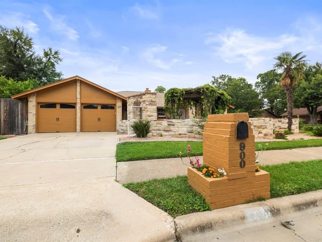 900 Cripple Creek Dr