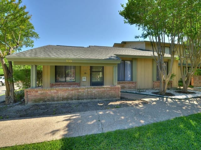 900 E Village Ln