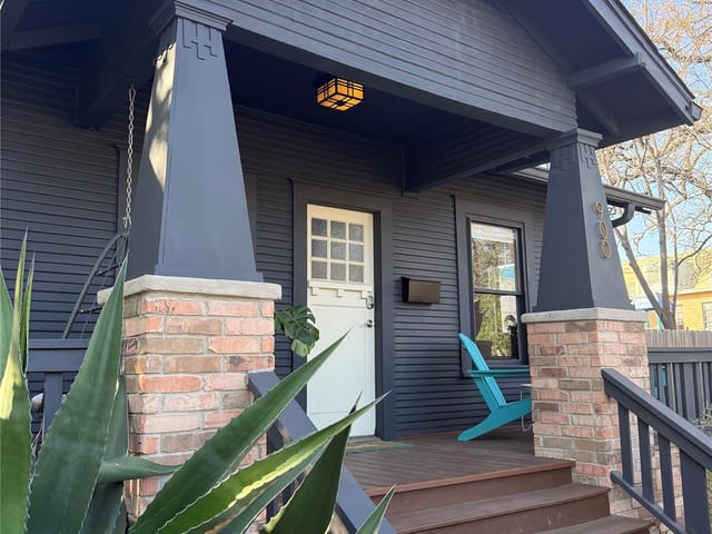 900 W Lynn ST