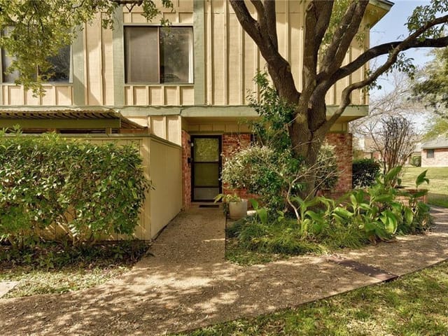 900 W Village LN