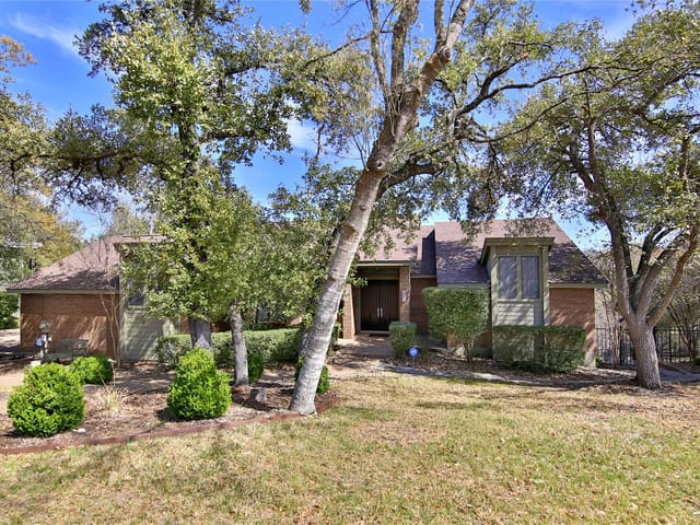 9003 Bluegrass Dr