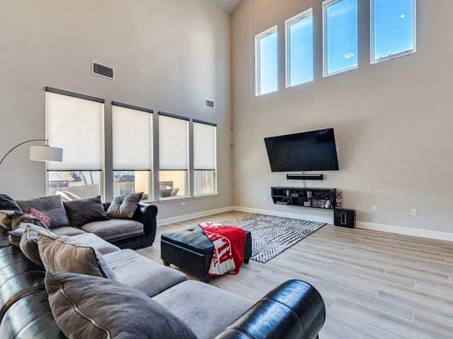 9005 Jodie Ln