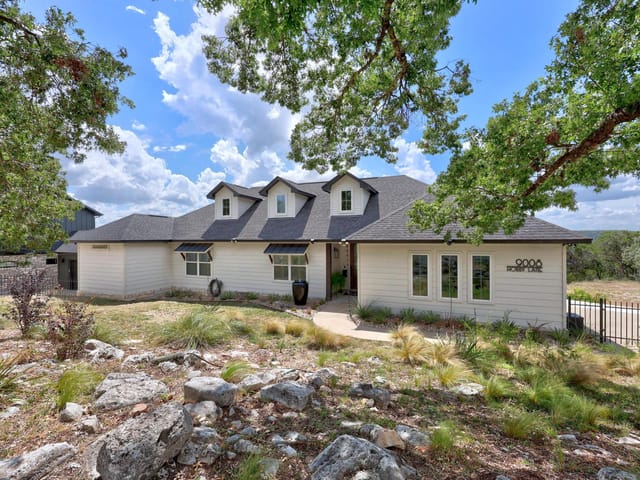 9008 Hobby Ln