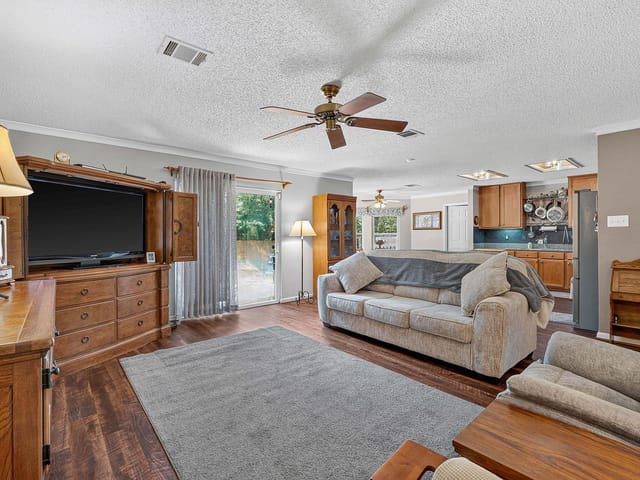 901 Dogwood TRL