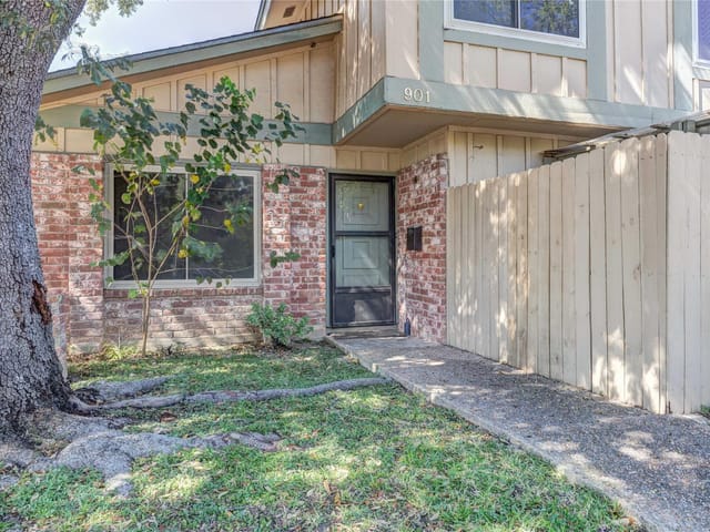 901 E Village Ln