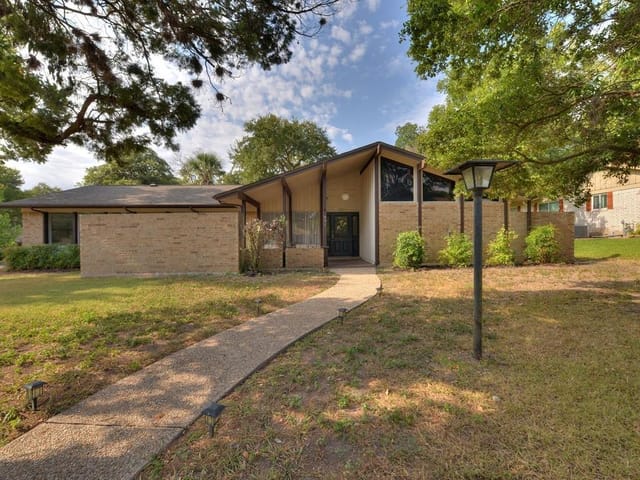 901 Rebbeca Dr