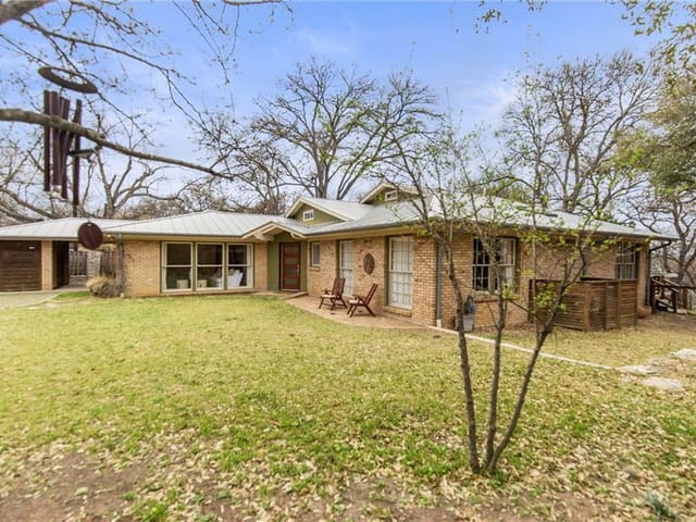 902 Bluebonnet Ln