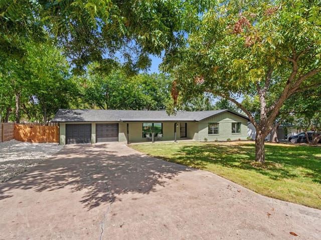902 E Applegate Dr