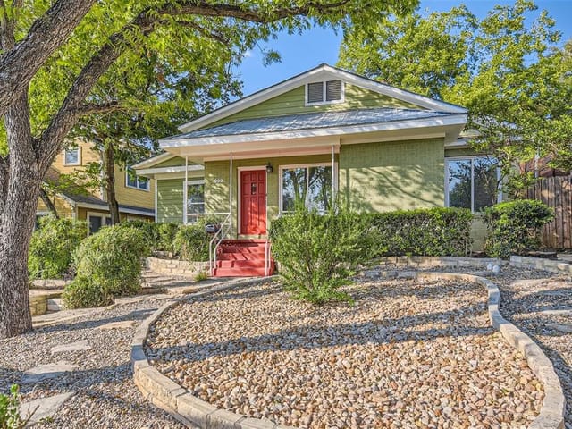 902 E Live Oak St
