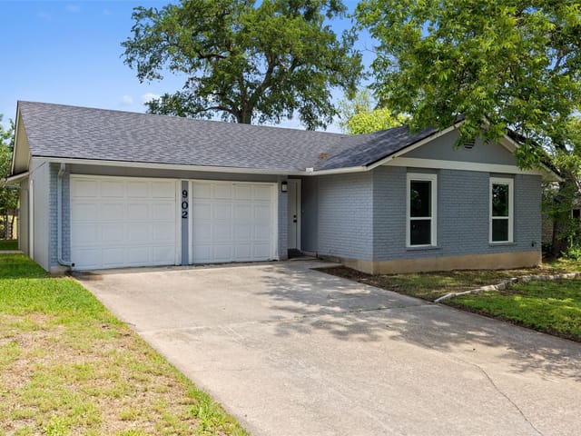 902 Hillside Oaks DR