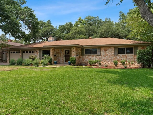 902 Minda Dr