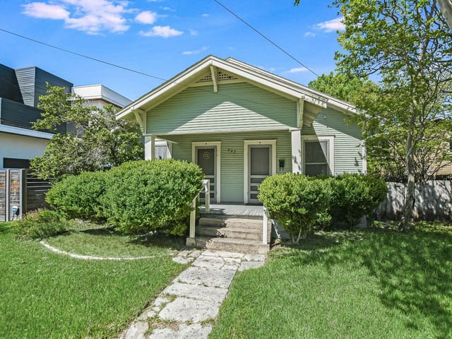 902 W Johanna St