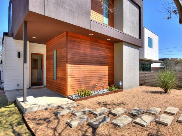 902 W Live Oak St