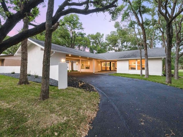 9028 Balcones Club Dr