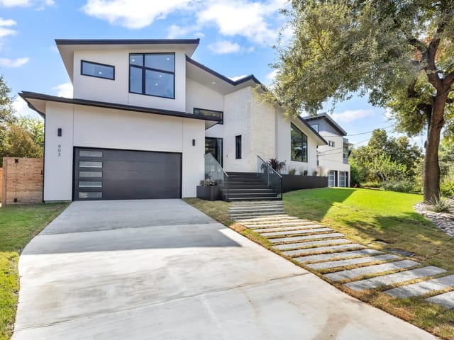 903 Bluebonnet Ln