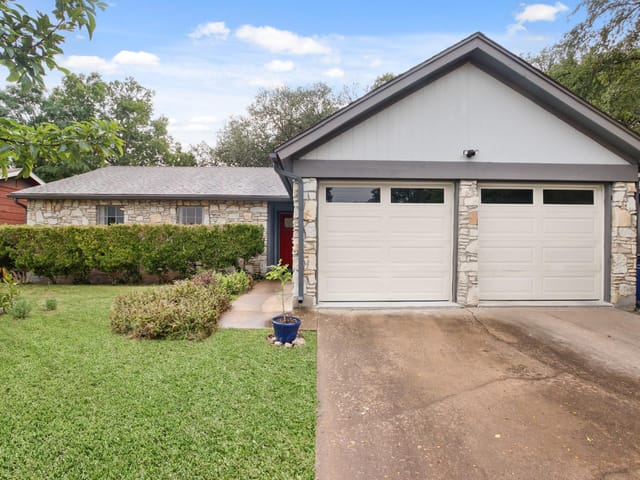 903 Echo Ln