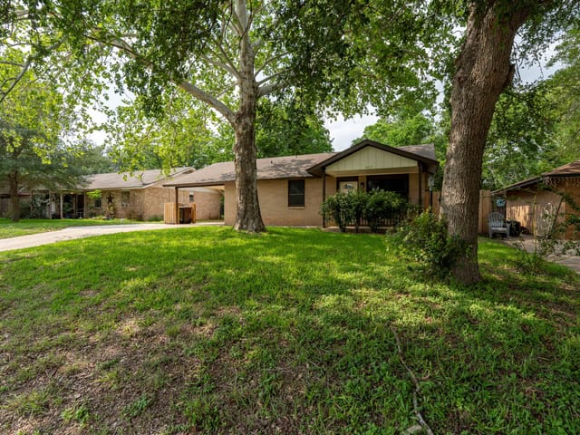903 Mimosa Dr