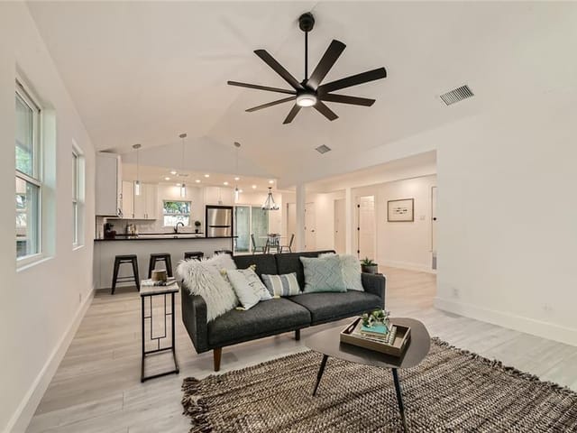 904 Acorn Oaks Dr
