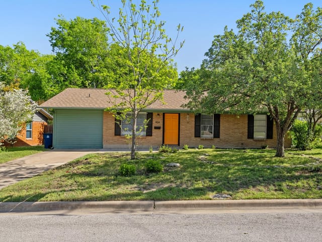 904 Aurora Cir