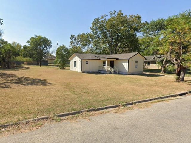 904 E Austin ST