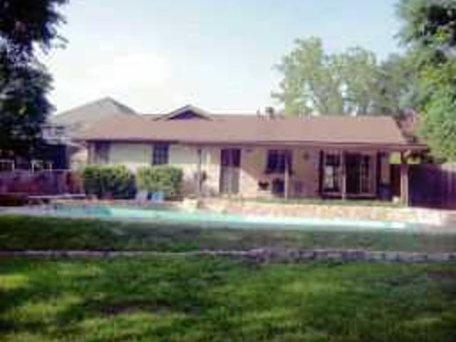 905 E LIVE OAK ST